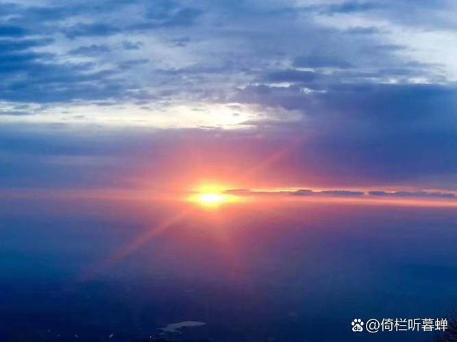 一轮红日跃出,山河尽镀金辉,佛光隐现其间